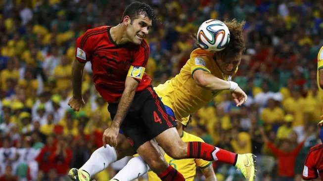 Rafael Marquez (kiri) berebut bola dengan David Luiz pada pertandingan grup A di Castelao, Fortaleza, Selasa (17/6). [Reuters/Kai Pfaffenbach]