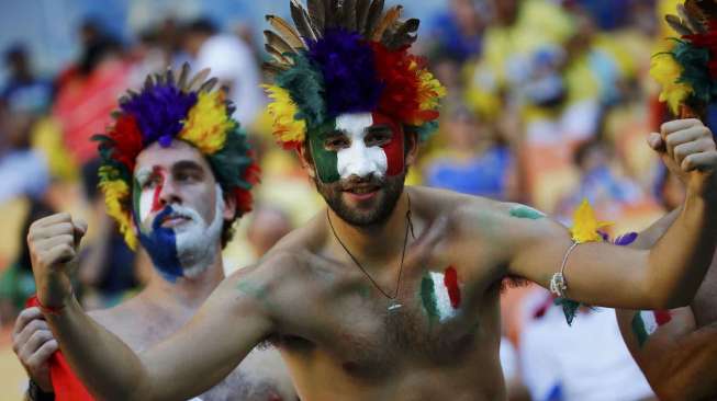 Suporter Italia dalam pertandingan antara Inggris dan Italia di Amazonia, Manaus. [Reuters/Kai Pfaffenbach]