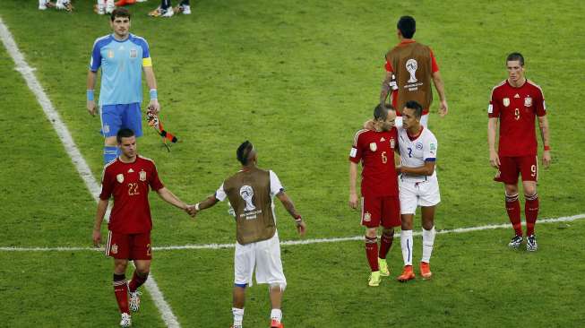 Para pemain Chile menghibur pemain Spanyol, Kamis (19/6) [Reuters/Ricardo Morales].