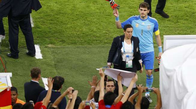 Kapten Spanyol, Ikel Casillas, melempar sarung tangannya ke penonton, usai disingkirkan Chile dari Piala Dunia, Kamis (19/6) [Reuters/Ricardo Morales].