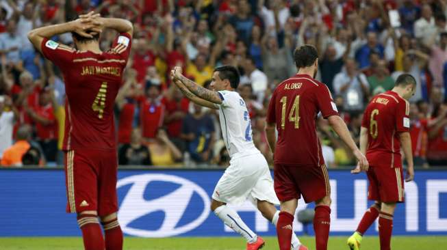 Charles Aranguiz (tengah) merayakan golnya ke gawang Spanyol, Kamis (19/6/2014) [Reuters/Jorge Silva].