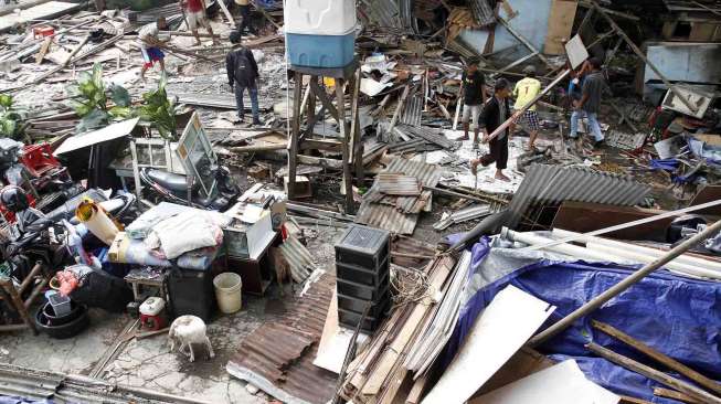 Pembongkaran lapak liar di samping terminal Lebak Bulus Jakarta, Kamis (19/6). [suara.com/Adrian Mahakam]