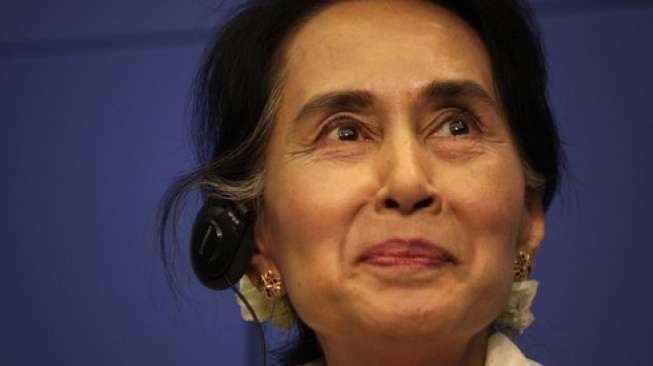 Cina Menolak Sampaikan Selamat Atas Kemenangan Suu Kyi