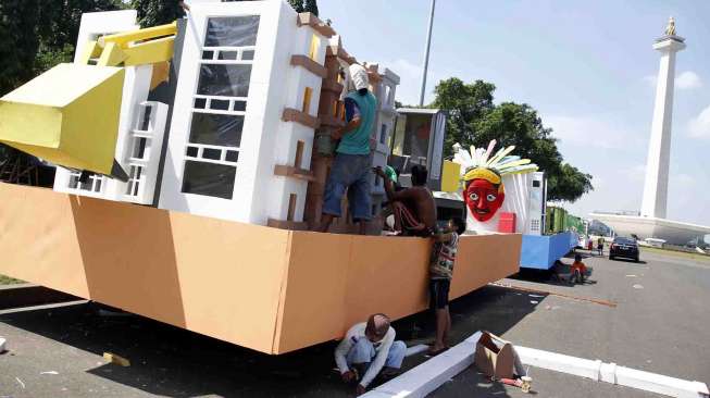 Pembuatan mobil hias di kawasan siang monas Jakarta, Jumat (20/6). Puluhan mobil hias tersebut dipersiapkan sebagai bagian dari karnaval HUT kota Jakarta yang ke-487 pada Minggu (22/6). [suara.com/Adrian Mahakam]