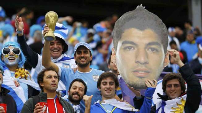 Suporter Uruguay saat melawan Inggris di Corinthians, Sao Paulo, Kamis (19/6). [Reuters/Ivan Alvarado]