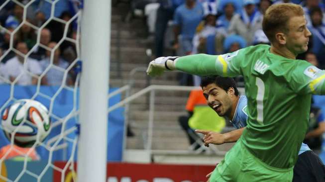 Luiz Suarez mencetak gol saat melawan Inggris di Corinthians, Sao Paulo, Kamis (19/6). [Reuters/Laszlo Balogh]