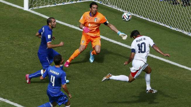 Striker Kosta Rika, Bryan Ruiz menyundul bola masuk ke gawang Gianluigi Buffon, Jumat (20/6) [Reuters/Ruben Sprich].