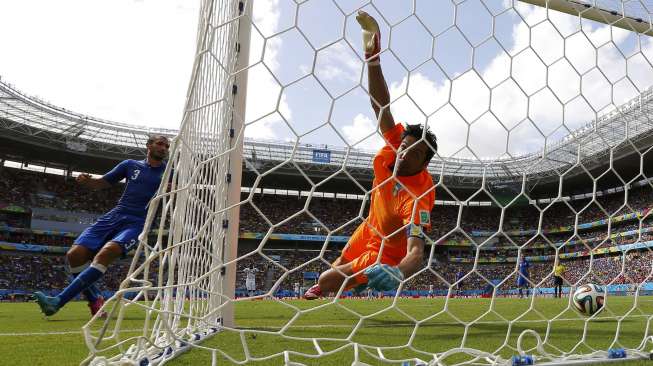 Penjaga gawang Italia, Gianluigi Buffon gagal menjangkau bola sundulan striker Kosta Rika, Bryan Ruiz, Jumat (20/8) [Reuters/Bryan Snyder].