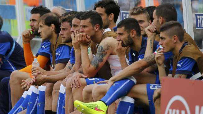 Para pemain cadangan Italia menyaksikan rekan-rekannya bermain melawan Kosta Rika, Jumat (20/6) [Reuters/Yves Herman].