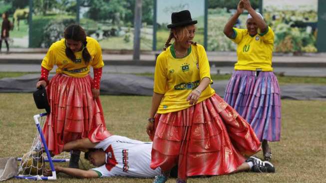 Perempuan Peru bermain  sepak bola di Lima, Jumat (20/6). [Reuters/Mariana Bazo] 