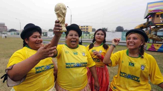 Perempuan Peru bermain  sepak bola di Lima, Jumat (20/6). [Reuters/Mariana Bazo] 