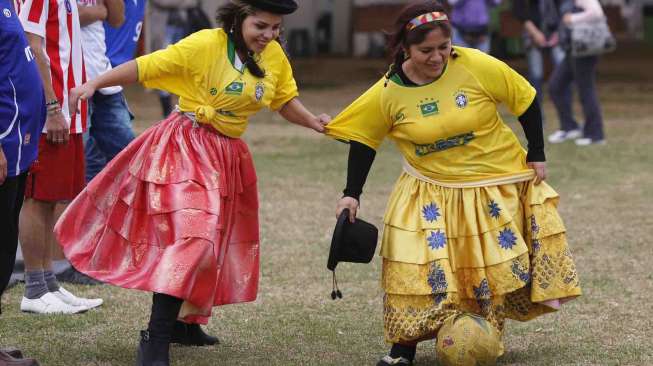 Perempuan Peru bermain  sepak bola di Lima, Jumat (20/6). [Reuters/Mariana Bazo] 