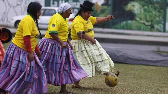 Perempuan Peru bermain  sepak bola di Lima, Jumat (20/6). [Reuters/Mariana Bazo] 