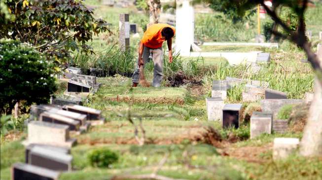 Suasana di TPU Karet Bivak, Jakarta, Senin (23/6/2014), saat tradisi ziarah atau 'nyekar' mulai kembali ramai jelang Ramadan. [Suara.com/Adrian Mahakam]