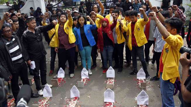 Para aktivis 98 dan gabungan mahasiswa melakukan aksi di depan gedung Kementrian Pemuda dan Olah Raga Jalan Gerbang Pemuda No.3 Senayan Jakarta, Selasa (24/6). [suara.com/Adrian Mahakam]