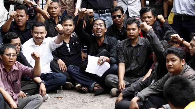 Para aktivis 98 dan gabungan mahasiswa melakukan aksi di depan gedung Kementrian Pemuda dan Olah Raga Jalan Gerbang Pemuda No.3 Senayan Jakarta, Selasa (24/6). [suara.com/Adrian Mahakam]