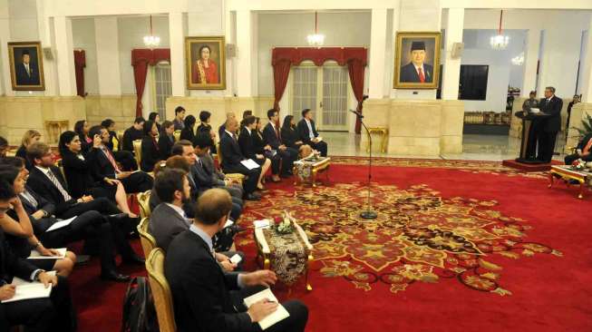 Presiden Susilo Bambang Yudhoyono menghadiri dialog dengan Delegasi Center for Asia Leadership Initiatives, Harvard University di Istana Negara, Jakarta, Selasa (24/6). [Antara/Andika Wahyu]