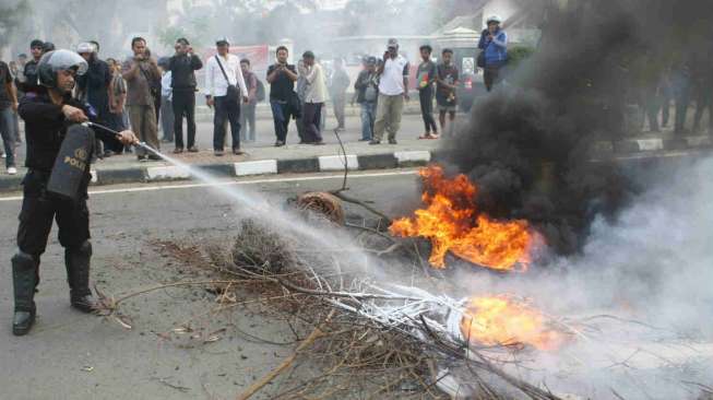 Akses Menuju Kawasan Industri Karawang Lumpuh