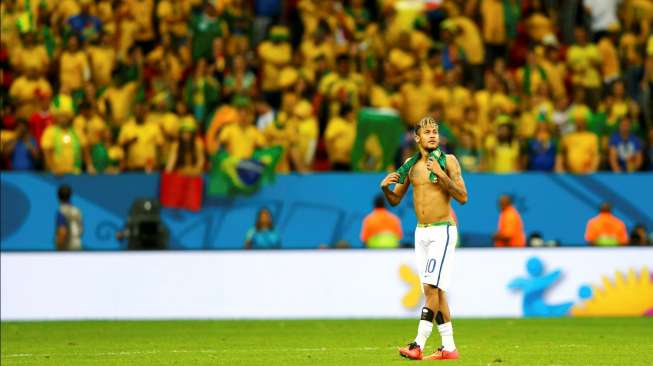 Bintang Brasil, Neymar, berjalan di lapangan usai laga kontra Kamerun di Brasilia, Senin (23/6/2014). [Reuters/Ueslei Marcelino]