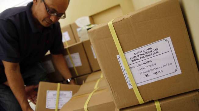 Suasana pelipatan kertas surat suara pemilu presiden di KPUD Jakarta Barat Jalan C kebon Jeruk, Selasa (24/6). 