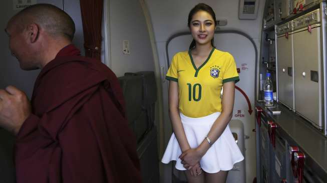 Seksinya Pramugari Maskapai Lucky Air Berjersey Brasil 