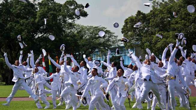 Acara Prasetya Perwira (Praspa) TNI Tahun 2014 di Lapangan Dirgantara, Akademi Angkatan Udara (AAU), Yogyakarta, Kamis (26/6). [Antara/Noveradika]