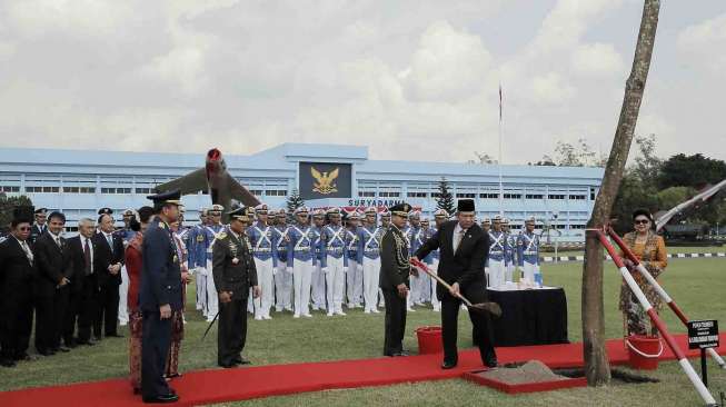 Acara Prasetya Perwira (Praspa) TNI Tahun 2014 di Lapangan Dirgantara, Akademi Angkatan Udara (AAU), Yogyakarta, Kamis (26/6). [Rumgapres/Abror]