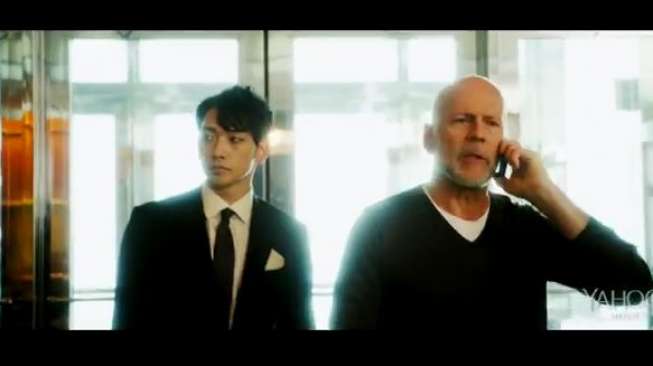 Rain dan Bruce Willis di film "The Prince". (capture YouTube)