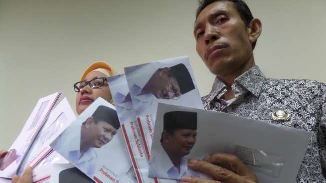 Barang bukti surat beserta amplop yang berisi ajakan untuk memilih salah satu capres RI 2014, di kantor Bawaslu, Jakarta, Kamis (26/6). [suara.com/Bagus Santosa]