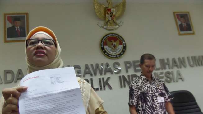 Barang bukti surat beserta amplop yang berisi ajakan untuk memilih salah satu capres RI 2014, di kantor Bawaslu, Jakarta, Kamis (26/6). [suara.com/Bagus Santosa]