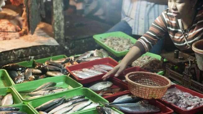 Menjelang masuknya bulan Ramadhan, sejumlah harga kebutuhan pokok mulai merangkak naik 1 hingga 5%, di Pasar  Kebayoran Lama,  Jakarta, Kamis (26/5). [suara.com/Stevano Rojalalo]