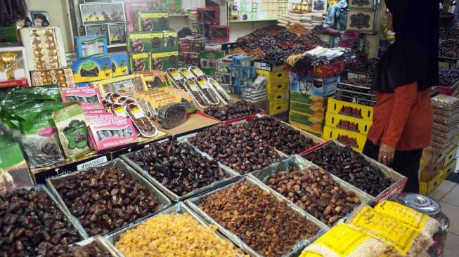 Makanan dan busana muslim di Pasar Tanah Abang, Jakarta, Kamis (26/6). [suara.com/Stevano Rojalalo]