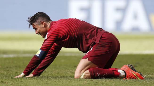 Reaksi Cristiano Ronaldo setelah tendangannya gagal menghasilkan gol. (REUTERS/Ueslei Marcelino)  