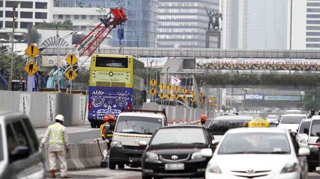 Pemberlakuan contra flow mulai dari halte busway Sarinah menuju Bundaran Hotel Indonesia Jakarta, Sabtu (28/6). [suara.com/Adrian Mahakam]