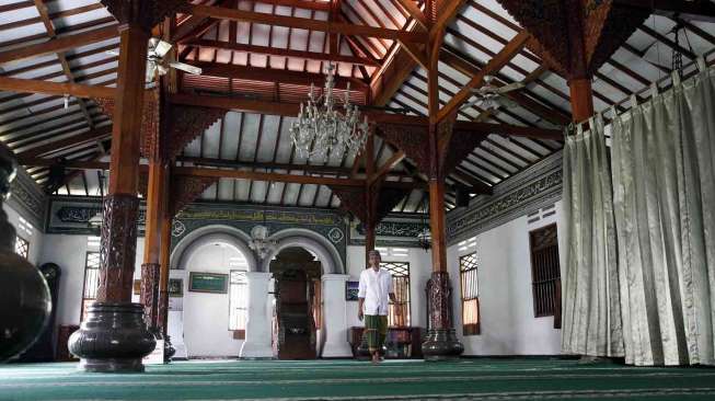 Masjid Hidayatullah terletak ditengah-tengah gedung tinggi di Jalan Karet Depan Setiabudi, Jakarta, Sabtu (28/6). [suara.com/Adrian Mahakam]