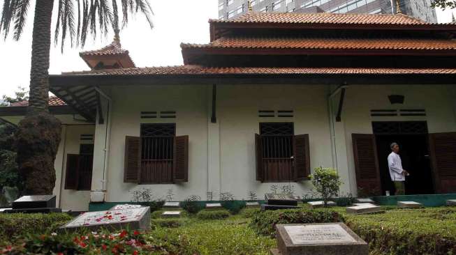 Masjid Hidayatullah terletak ditengah-tengah gedung tinggi di Jalan Karet Depan Setiabudi, Jakarta, Sabtu (28/6). [suara.com/Adrian Mahakam]