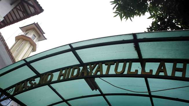 Masjid Hidayatullah terletak ditengah-tengah gedung tinggi di Jalan Karet Depan Setiabudi, Jakarta, Sabtu (28/6). [suara.com/Adrian Mahakam]