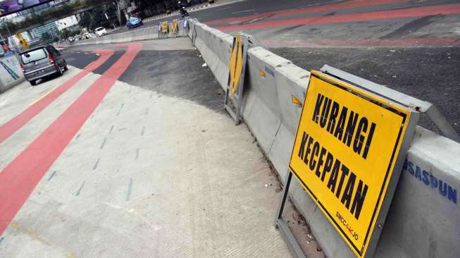 Pemberlakuan contra flow mulai dari halte busway Sarinah menuju Bundaran Hotel Indonesia Jakarta, Sabtu (28/6). [suara.com/Adrian Mahakam]