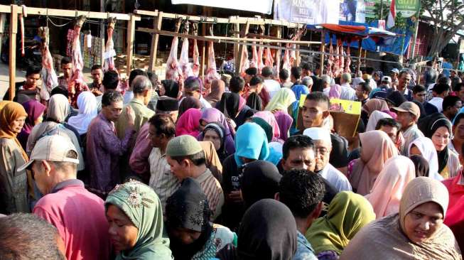 Warga memadati pasar daging meugang tradisional, Impres Lhokseumawe, Aceh, Sabtu (28/6). [Antara/Rahmad]