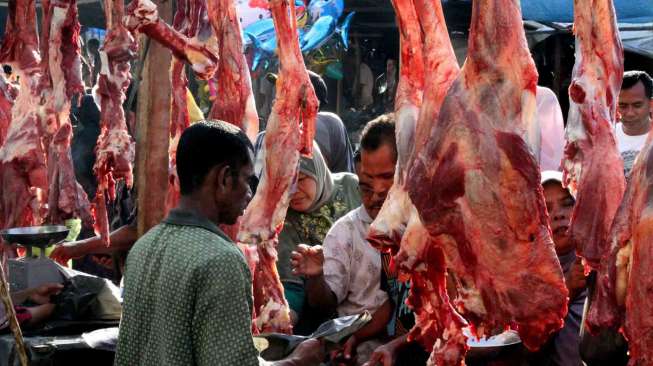 Warga memilih daging pada perayaan tradisi Meugang Ramadhan 1435 hijriah di pasar daging tradisional Lhokseumawe, Aceh, Sabtu (28/6). [Antara/Rahmad]