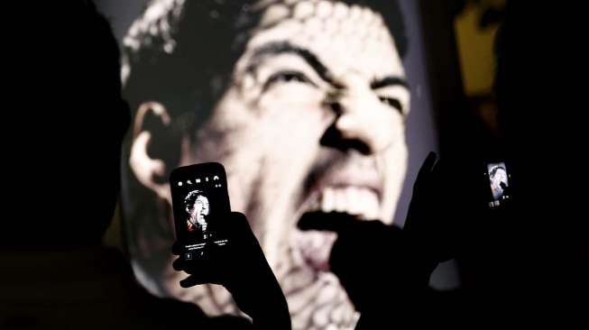 Papan iklan bergambar pemain Uruguay Luis Suarez di pantai Copacabana [Reuters/Kai Pfaffenbach]