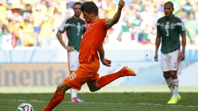 Klaas-Jan Huntelaar mengeksekusi penalti ke gawang Meksiko dalam laga 16 besar Piala Dunia di Fortaleza, Brasil, Minggu (29/6). (Reuters/Dominic Ebenbichler)