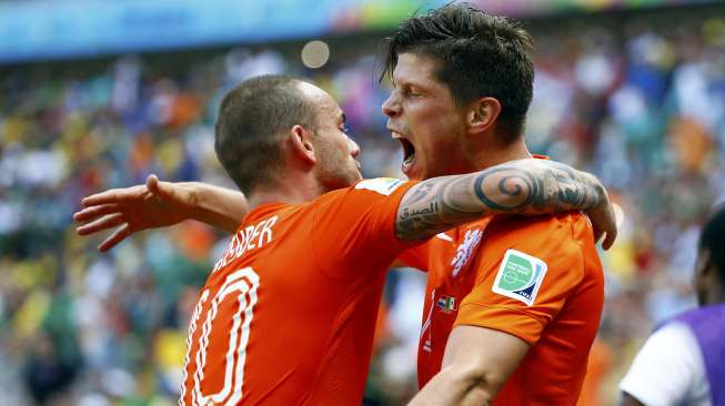 Klaas-Jan Huntelaar dan Wesley Sneijder merayakan gol hasil sepakan penaltinya yang menjadi penentu kemenangan Belanda atas Meksiko di Fortaleza, Brasil, (29/6). (Reuters/Dominic Ebenbichler)