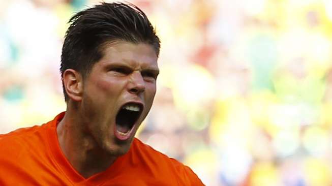 Klaas-Jan Huntelaar merayakan gol hasil sepakan penaltinya yang menjadi penentu kemenangan Belanda atas Meksiko di Fortaleza, Brasil, (29/6). (Reuters/Dominic Ebenbichler)