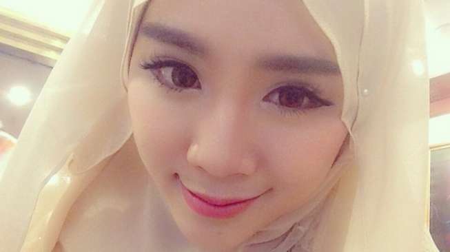 Peluk Islam, Mantan Model Playboy Alami Cobaan Berat