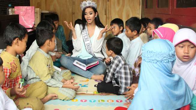 Elvira Devinamira Potong Tumpeng di Panti Asuhan