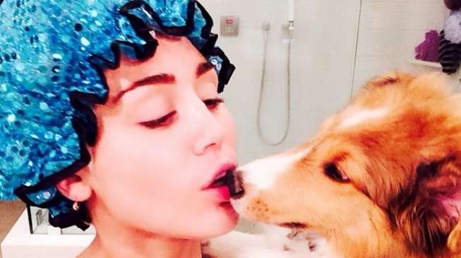 Miley Cyrus Pamer Anjing Peliharaan