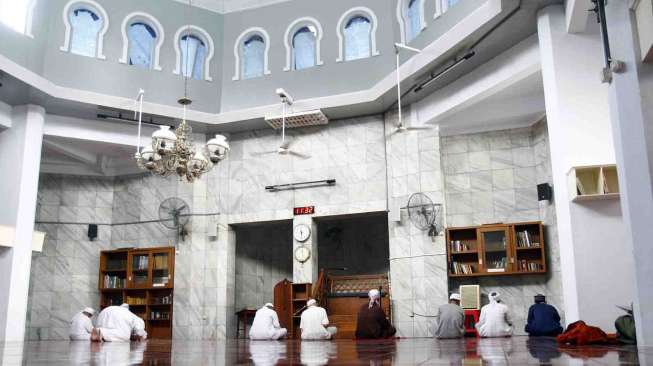 Masjid Jami Kebon Jeruk yang merupakan salah satu cagar budaya terletak di Jalan Hayam Wuruk Jakarta, Senin (30/6). [suara.com/Adrian Mahakam]