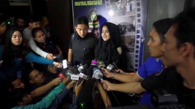 Pipik Dian Irawati datang untuk menemui tersangka IV di Polres Jakarta Selatan, Senin (30/6). [suara.com/Ismail]