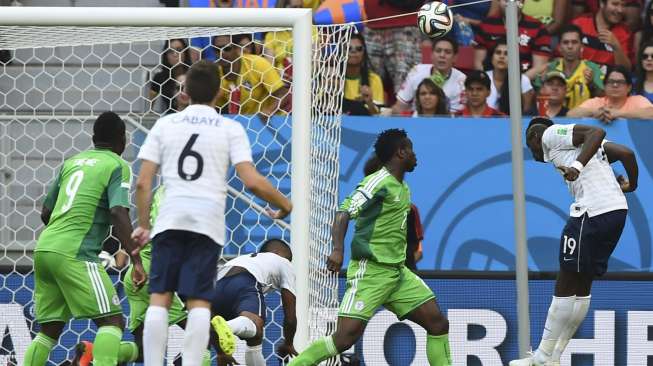 Gelandang Prancis Paul Pogba mencetak golnya ke gawang Nigeria.(Reuters/dylan Martinez)